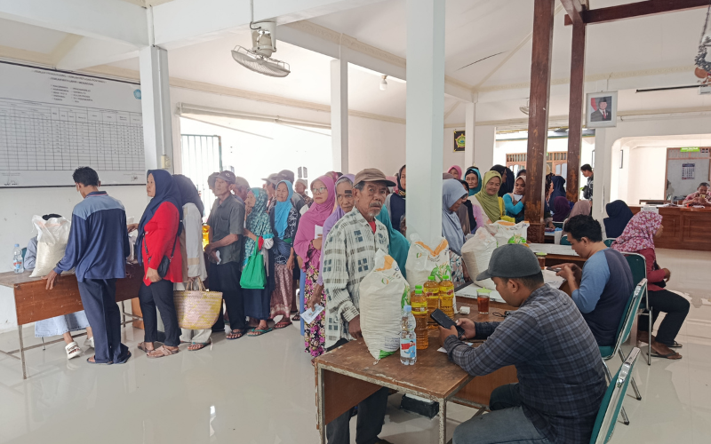 Bulog Salurkan Beras dan Minyak Goreng kepada Warga Pendoworejo